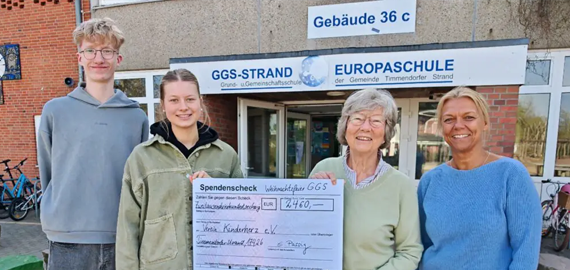Bild zu Erlös der Weihnachtsfeier der GGS-Strand Europaschule: 2.460 Euro-Spende an Kinderherz e.V. übergeben